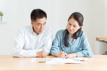 59歳で「貯蓄500万円」ほどです。老後“2000万円”必要と聞きますが、実際60代で「貯蓄2000万円」以上の割合はどのくらいですか？ 最新データで“平均・中央値”を確認