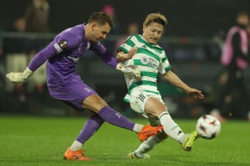 日本代表FWが誘発…欧州ELで「GKが酷いミス」　"プレゼントパス"を海外指摘「今夜眠れないだろう」