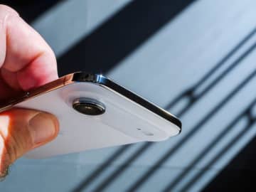 iPhone Air販売不振、中国メーカーが相次ぎ薄型スマホ計画を中止か