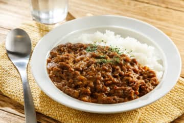 料理研究家リュウジ発信『虚無の宇宙カレー』のレシピが話題！”AIに聞いた”バズレシピを実践した結果→まさかの『ブラックホール級の深み』の絶品がネットで大反響「リュウジさんが考えたレシピって言われたら信じる人結構居そうｗ」「試したんだけど、普通に美味しいですね…家族も気に入っています」