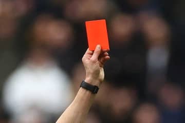 前代未聞の17人退場…殴り合い大乱闘で警官出動　催涙ガスまで飛び出す異常事態【海外サッカー】