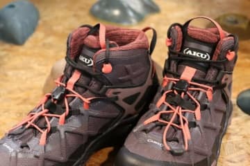 靴ひも2本、ソールパターン2種のウィメンズ登山靴！？   “斬新かつ高機能” 理由とは！　ショップ店員に聞く