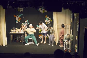 現代の介護問題をテーマに描いた　劇団ハイワイヤ『墓場までのかえりみち、ゆりかごからブランコへ。』期間限定配信