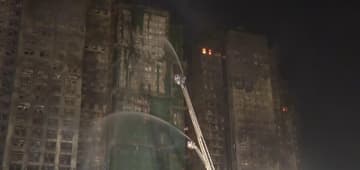 香港の高層住宅群火災で94人が死亡