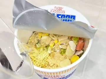 シーフードヌードルの斬新すぎる食べ方　丸々1個入れたのが…「ウソでしょ」「意外とうまそう」