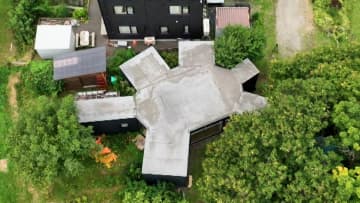 上から見るとまさに“亀のフォルム” ！アウトドア好き夫婦が住む、北海道・札幌市の家には部屋のドアがない？その理由とは