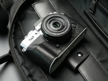 「FUJIFILM X-T30」シリーズをドレスアップするボディケース　本革13色・デニム1色から選択可能