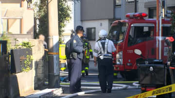 「窓ガラス割れる爆発音が」建物4棟焼ける火事…住民とみられる50代男性の死亡確認　横浜市