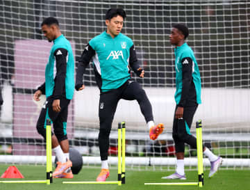 遠藤航がリバプールの救世主？　３試合で１０失点のスロット監督がリーグ初先発に抜てきか