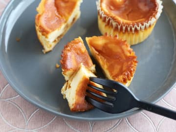 混ぜて焼くだけ！ホットケーキミックスで作る「簡単カラメルチーズケーキ」レシピ