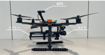 遠隔操作でクマよけスプレーを噴射するドローン