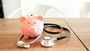 今後「70歳以上」でも“医療費負担が3割”になるって本当ですか？ 母は年金を「年180万円」受け取っていますが、1割負担から増えるでしょうか？ 基準見直しで“3割負担”になる人とは