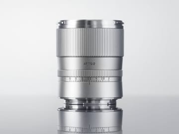 フルサイズ対応のAF中望遠レンズ「TTArtisan 75mm f/2」にシルバー