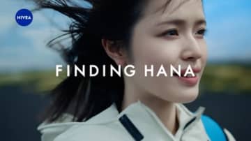 「ニベアクリーム」のCMで北風に吹かれる女性が気になる!