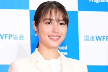 「細いガチャピンかと思った」広瀬アリス、全身“網タイツ”の貴重オフショットに反響「寒ない？」