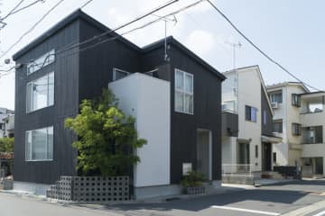 30歳で「注文住宅を建てた」という“公務員夫婦”の姉。一方、会社員のわが家は「アパート」住まいです…やはり公務員は“高年収”なのでしょうか？