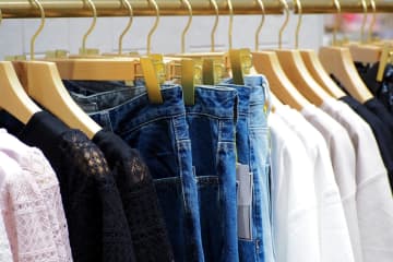 いつも「GAP」で子どもの服を買うママ友、一方わが家は「しまむら」を愛用中。“世帯年収500万円程度”でも、子ども服の購入先は変わるもの？