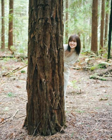 櫻坂46 松田里奈、ニュージーランドの森のなかで"ひょっこり"　1st写真集『まつりの時間』先行カットが公開