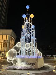 代官山アドレス・ディセ 冬のイルミネーション　「響星きょうせい」-光と人は響きあう。-代官山に、ひとすじの光が走る。現代的で洗練された光の演出に注目！2025年11月14日(金)～2026年1月12日(月・祝)まで開催