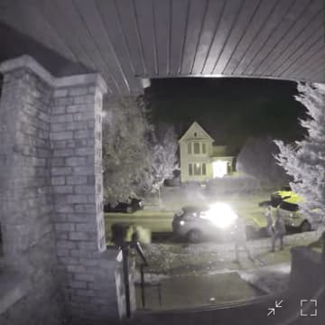 6人組の若者が車を放火→深夜の住宅街にクラクションが鳴り響く「学校がある日に何やってんの？」