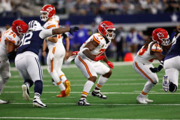 チーフス新人LTシモンズがカウボーイズ戦で手首を脱臼および骨折