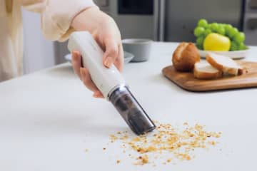 片手で握ってさっとお掃除　レコルトの『コードレス スポットクリーナー』が便利すぎる