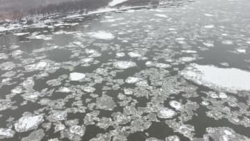 松花江が流氷期に、雪が舞う幻想的な冬景色　中国・黒竜江省綏浜県