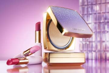 エスティ ローダー“幸運の花”ライラック着想25年クリスマスコスメ、ラベンダーパケのリップバームなど