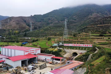 渝昆高速鉄道建設の重要プロジェクト、大坪トンネル貫通　中国雲南省