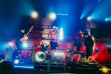 家入レオ、ツアーファイナルに斎藤宏介がサプライズ出演。2人での「Mirror feat.斎藤宏介」初パフォーマンス