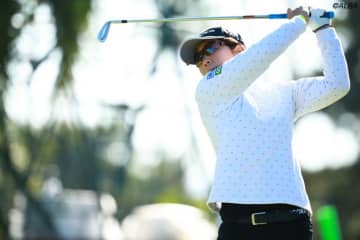 穴井詩が単独首位で週末へ　鈴木愛と岩井明愛2位、佐久間朱莉は14位