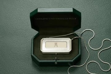 オフィシーヌ・ユニヴェルセル・ビュリー25年冬コスメ、メタリックケース入りペンダント風リップバーム