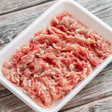 【ダマされたと思って豚こまを洗ってみて】「仕上がりが全然違う！」「もっと早く知りたかったわ」たったひと手間でこんなに変わる！お肉に関する裏ワザ