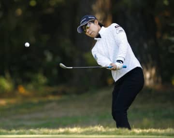女子ゴルフ最終戦、穴井が首位に　ツアー選手権リコー杯、第2日