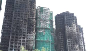 【中継】香港高層住宅火災94人死亡、火や煙は見えない状態に　「不明者279人」は24時間以上更新されず