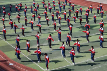小学生が縄跳び体操、リズム感や柔軟性向上　中国福建省武夷山
