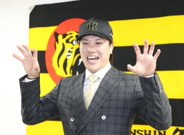 【阪神】伏見寅威が黄色いネクタイ姿で入団会見　史上初の連覇へ「戦力になりたい」