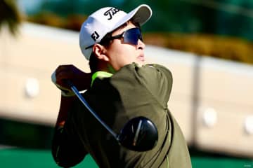 25歳の鈴木晃祐が単独首位でターン 賞金王狙う金子駆大は5打差に