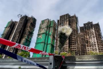 香港高層住宅火災、死者128人に　当局はさらに増える可能性警告