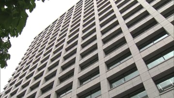 政治資金収支報告書　前年比で収入減も支出増