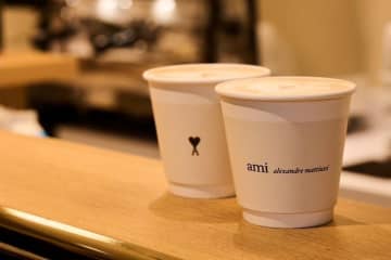 アミ パリス“パリを感じる”カフェ併設ストアが表参道に、テイクアウトのクロワッサンなど1年限定で