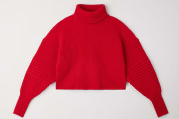 CFCL“クリスマスを彩る”赤色ハイネックニット、池袋の新店で先行発売