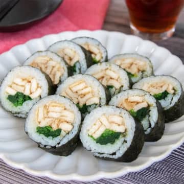 【レンジでチンして巻くだけ！】「ウチではおにぎりより人気」「手が止まらん」10分で作れて超簡単！油揚げとほうれん草ののり巻きレシピ