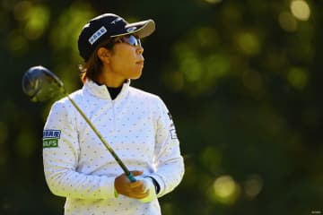 穴井詩が最終戦を単独首位でターン 1打差に岩井明愛＆鈴木愛