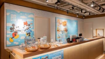 羽田空港にディズニーカフェがオープン　ミッキー形ブリオッシュやオリジナルグッズを販売