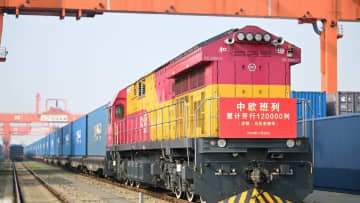 中欧班列の累計運行本数12万本突破、輸送貨物総額は4900億ドル―中国