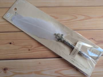 【セリア】昔憧れた「羽根ペン」が100円！ホリデーシーズンのカードにも