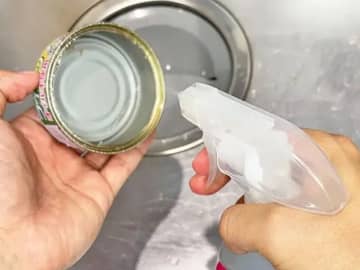ツナ缶の後片づけが面倒な時は？　『ダイソー』スプレーの使い方に「ストレスが解消された！」