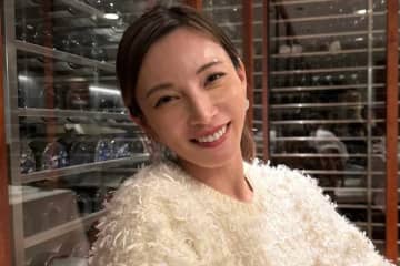 美しい脚あらわな“彼シャツ”風スタイル、加藤あいに「変わらぬ美貌」「いつまでもカワイイ」の声