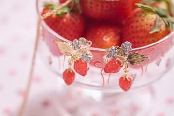 キャス キッドソン×リキュエムのアクセサリー、いちごイヤリングやネックレス